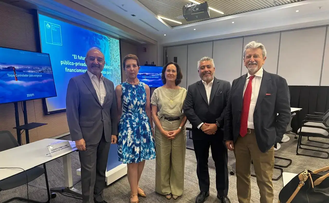 Panel participa en el Conversatorio "El futuro de las APP en Chile: Tendencias, financiamiento y gobernanza para sistemas maduros"